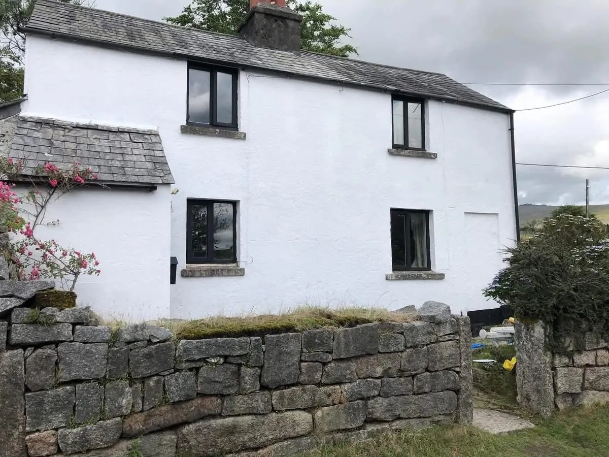 Render repair and exterior repaint of a cottage in Dawlish